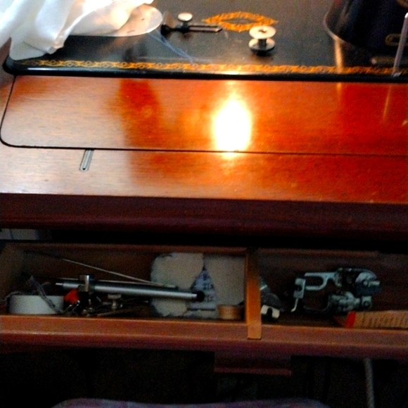 Sewing Vintage machine cabinet - Picture 1 of 3